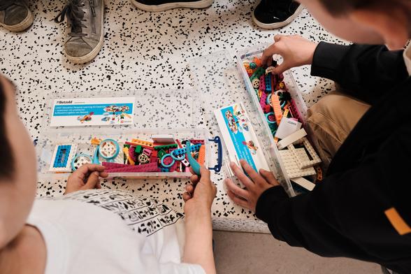 Blick auf die einzelnen Teile eines Robotik-Sets. Foto: Michael Damböck