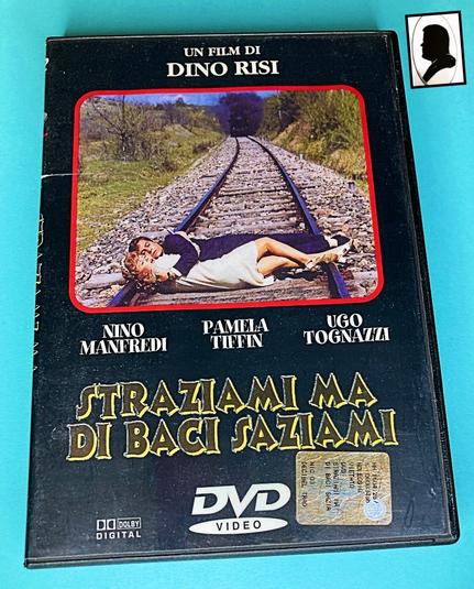 La foto ritrae la copertina del dvd del film con Nino Manfredi e Pamela Tiffin in abiti di scena sdraiata sulle rotaie davanti alla locomotiva di un treno, in piena campagna.