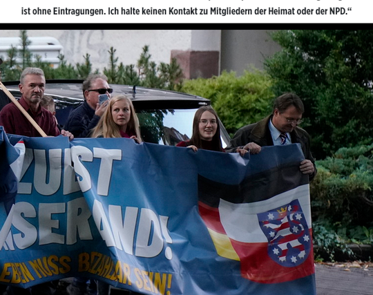 Bildmontage: Oben sieht man einen Satz aus dem BILD-Artikel mit dem Wortlaut: "Ich halte keinen Kontakt zu Mitgliedern der Heimat oder der NPD.“" Unten sieht man ein Foto vom 21.9.2022 in Erfurt, auf dem Robert Sesselmann ganz rechts an einem AfD-Banner mit der Parole "Unser Land zuerst!" läuft, das mittig von Wiebke Muhsal und Carolin Lichtenheld und links vom Reichsbürger Frank Haußner gehalten wird."