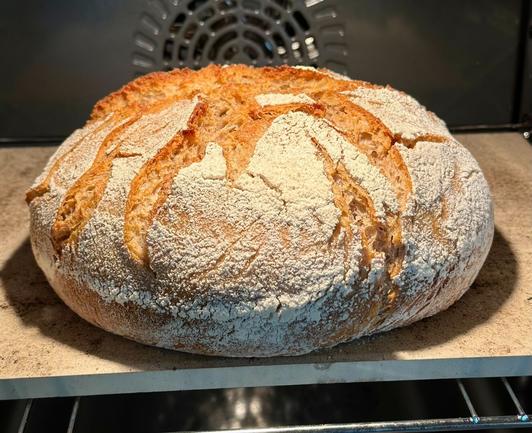 Das Bild zeigt ein frisch gebackenes Brot, welches mit selbst geführtem Sauerteig Anstellgut hergestellt wurde. Ganz ohne jegliche Zusätze