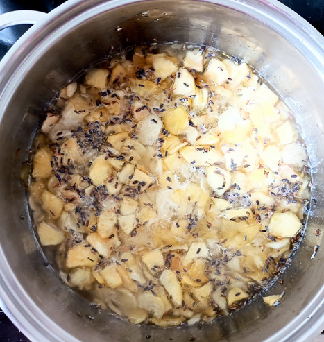 Die Früchte kochen mit dem Lavendel in einem Topf