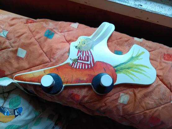 naulakko mihin saa ripustettua kaksi, maalattu porkkana joka on muka auto, jänis ajaa. tapit on ikäänkuin renkaat porkkana-autossa