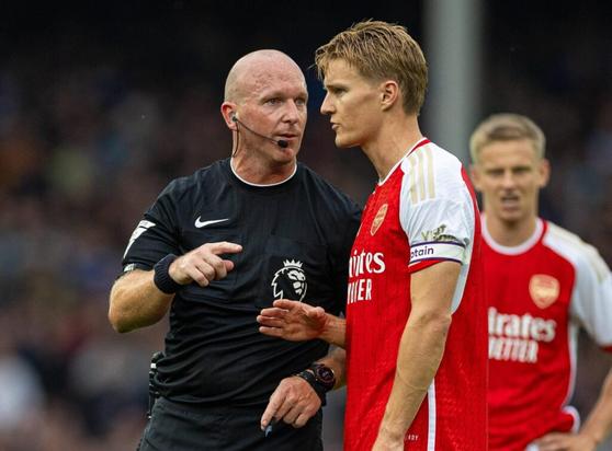Während des Premier-League-Spiels zwischen Everton FC und Arsenal FC in der Saison 2023/24 sorechen der Schiedsrichter des Spiels, Simon Hopper, mit Martin Odegaard, Kapitän des Arsenal FC. (Credit: IMAGO / Propaganda Press)