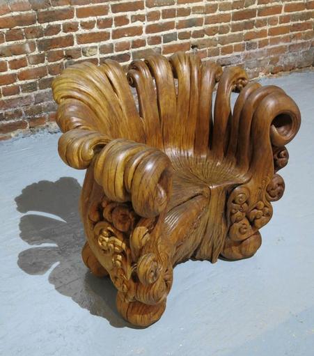 une-incroyable-chaise-sculptee-dans-un-tronc-1