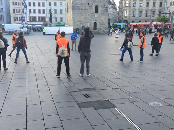 während der Fahrt des König proben zur Musik auf der Rückseite mehrere Darstellende ihre einzelnen Positionen auf dem Platz