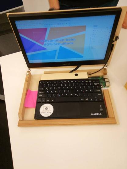 Modulares Notebook mit Holzgehäuse.