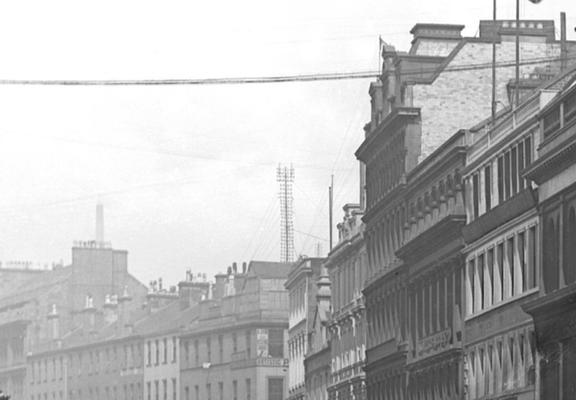 Close-up of the previous photo: a contraption like a centipede made from telegraph poles stands on a rooftop.