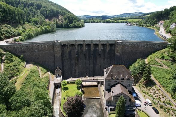 Blick auf die Staumauer und den aufgestauten Diemelsee.