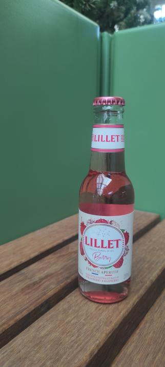 Kleine Flasche Lillet vor grünem Hintergrund