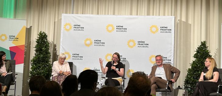 Claudia Roth, Verena Muthius-Bartoly, Jürgen Enninger im Oberen Fletz des Augsburger Rathauses