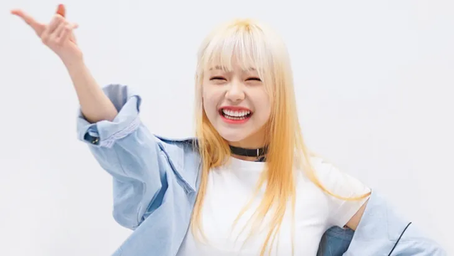 Kpop idol  Jeewon with a cheerful facial expression.