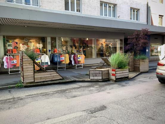 Sitzgelegenheiten ohne Konsumzwang entlang der Tempo-20-Zone in der Bahnhofstrasse von Delsberg.