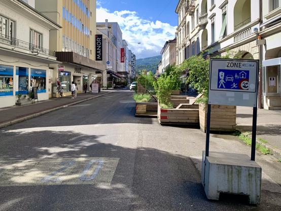 Den Eingang der Begegnungszone bildet die Tempo-20-Signalisation, platziert im derart verengten Fahrbahnbereich auf einem Betonsockel.