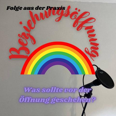 Auf dem Regenbogen ist der Schriftzug Beziehungsöffnung zu lesen. Im hellen Hintergrund lässt sich ein Mikrofon in der rechten unteren Ecke erkennen.
