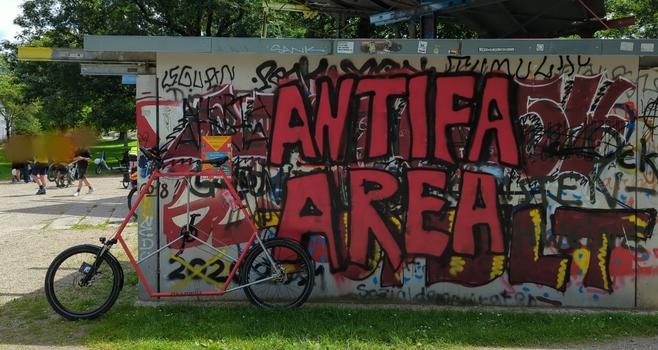 Hexabike vor AntifaArea Graffiti