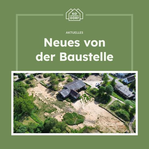 Weißer Text auf grünem Hintergrund: "KoDorf - Aktuelles, Neues von der Baustelle". Darunter ein Luftbild, auf dem man mit schräger Perspektive die Baustelle erkennt. In der Mitte ein sanierungsbedüftiges Gebäude mit Satteldach (das alte Sägewerk). die Fläche drumherum ist teilweise beräumt und sandig.
