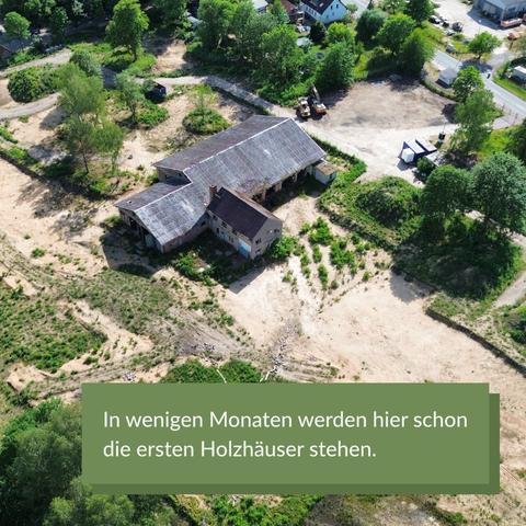 Nochmal das Luftbild mit dem sanierungsbedürftigen Gebäude mit Satteldach und Baustelle drumherum.