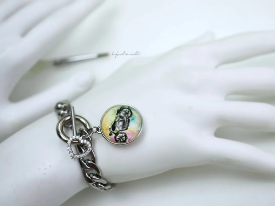 ARmband aus Stahl, mit dem Motiv als Charm unter Glas gefasst