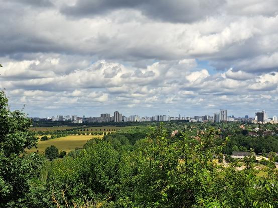 Aussicht vom Dörferblick in Richtung Neukölln. Die Hochhäuser der Gropiusstadt sind gut zu sehen, ebenso wie der Fernsehturm.