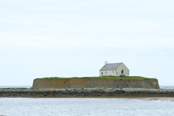 L-eglise-St-Cwyfan-la-petite-eglise-dans-la-mer-anglesey-pays-de-galles-1