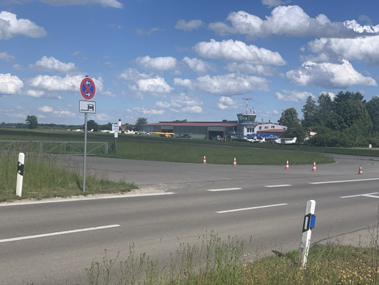 Threshold RWY07 EDMJ with a public road right in front.