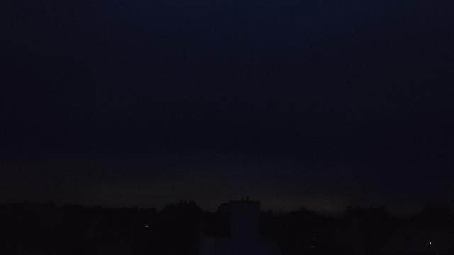 Nachthimmel, unten am Rand ein leicht örtlicher Streifen.