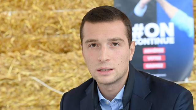 Jordan Bardella devant une meule de foin.