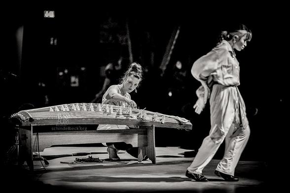 Miyama McQueen-Tokita (Koto) und Yuki Byeol (Tanz) beim Moers Festival 2024.
Foto: Frank Schindelbeck Jazzfotografie