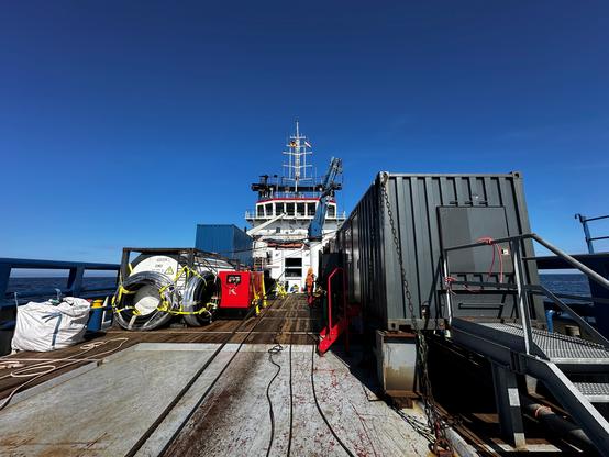 Blick vom Arbeitsdeck des Bergschleppers KOOLE 53 (ex. DUTCH BLUE) auf die Brücke.