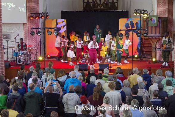 Blick von der Empore ins Kirchenschiff mit den Besuchern und dem Chor
