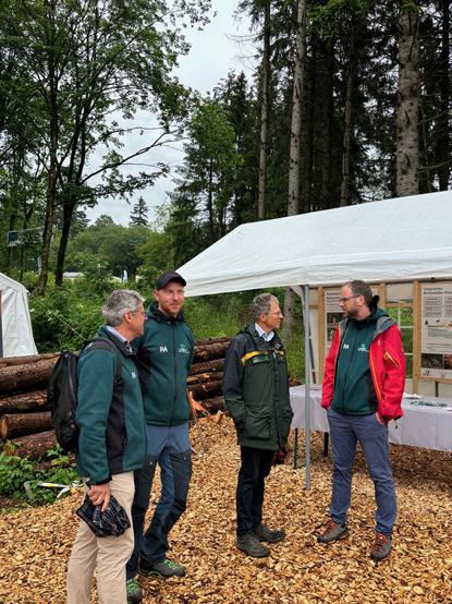 Prof. Dr. Ulrich Schraml und Landesforstpräsident Martin Strittmatter informieren sich am Stand der Abteilung Waldschutz der Forstlichen Versuchs- und Forschungsanstalt Baden-Württemberg.