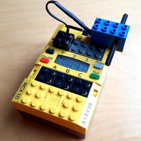 The test setup: the yellow programmable RCX brick, attached is the rotation sensor in blue with a black axle that can be turned manually