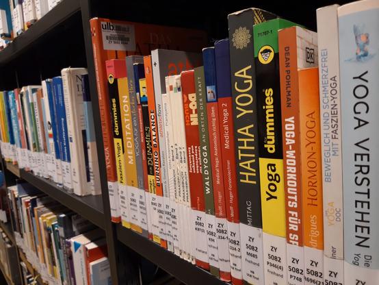 Regal mit Yoga-Büchern