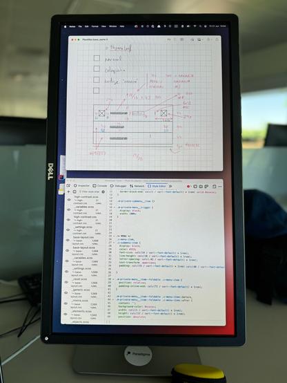 Pantalla vertical con dos aplicaciones: las notas del menú en Apple Notes y el css directamente en el Style Editor de Firefox. 

Las notas son apuntes tomados con lápiz digital sobre papel (digital) cuadriculado. En negro se ve la estructura del menú, en rojo las medidas y tal, y en azul las medidas por debajo de 1024.