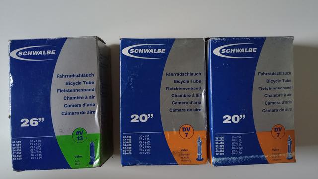 Drei Verpackungen mit Fahrradschläuchen