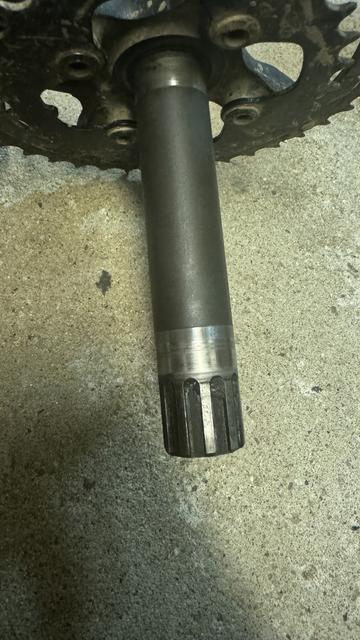 Nahaufnahme einer Fahrradkurbel-Set-Komponente auf einem Betonboden.