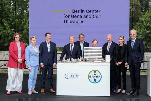 Von links: Dr. Ina Czyborra, Franziska Giffey, Prof. Karl Lauterbach, Bundeskanzler Olaf Scholz, Prof. Heyo K. Kroemer, Astrid Lurati, Kai Wegner, Judith Pirscher und Stefan Oelrich beim Startschuss zum Berlin Center for Gene and Cell Therapies. © Norbert Ittermann
