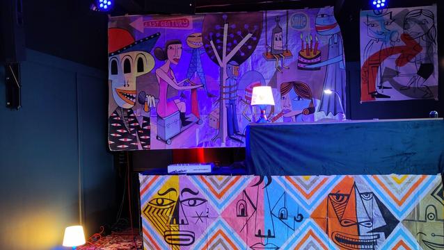 Die Bühne des Ono2 in Frankfurt, dekoriert mir vielen großen, bunten Pop-Art-Gemälden von Jim Avignon.