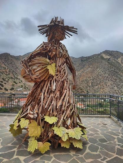 Eine große, aus Holzscheiten gefertigte Frauenfigur, die an einem Mirador in Vallehermoso aufgestellt ist