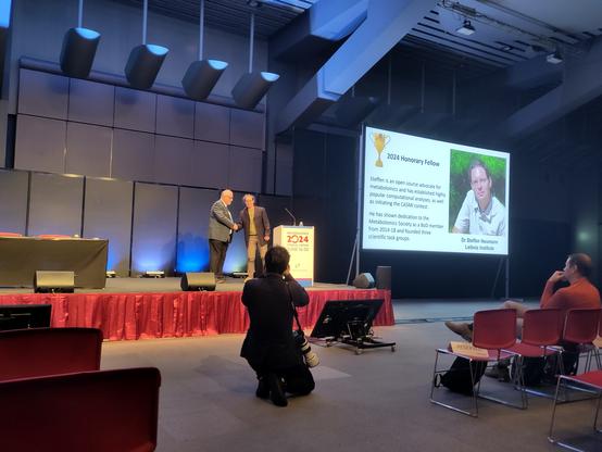 Steffen Neumann receiving an honorary membership to the metabolomics society from Roy Goodacre