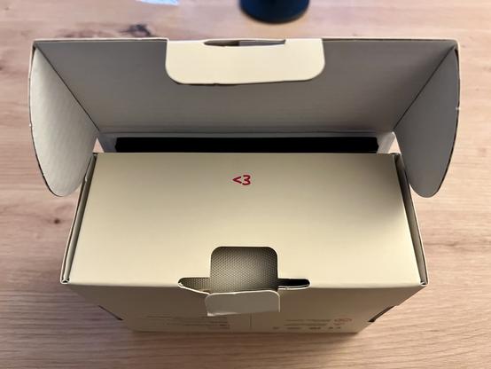 The packaging has „<3" printed on the side that can be seen when opening