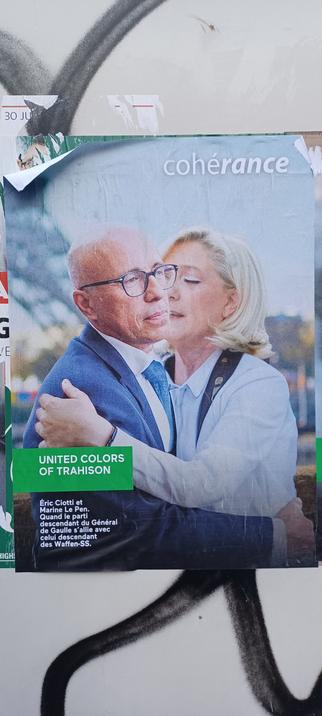 Affiche grand format photomontage Ciotti est embrassé par MLP en haut à droite COHERANCE et en bad à gauche sur rectangle vert à la façon des pubs Benetton marque "United Colors of Trahison" et tout en bas à gauche Caption= Éric Ciotti et Marine Lepen quand le parti descendant du Général De Gaulle s'allie avec celui descendant des Waffen SS