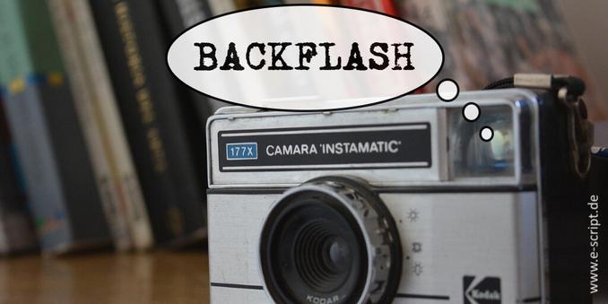 Alte Instamatic-Kamera vor Bücherregal mit Denkblase: Backflash