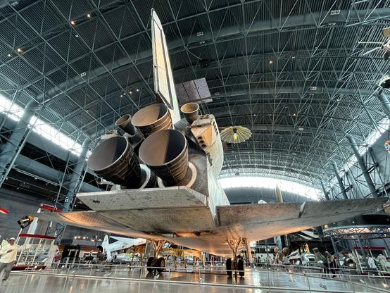 Photo of the rear of Space Shuttle Discovery. Baby got back.