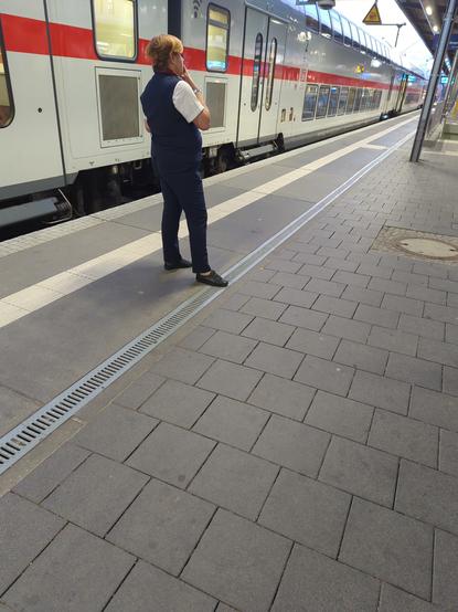 zugbegleiterin rauchend neben dem IC.
wohin mit der Kippe frag ich mich....