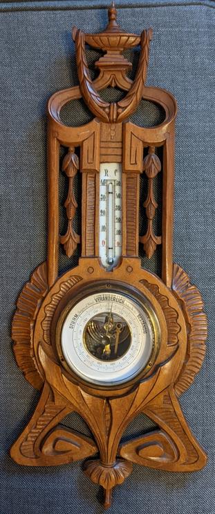 Eine alte Thermometer/Barometer Kombination aus Holz.