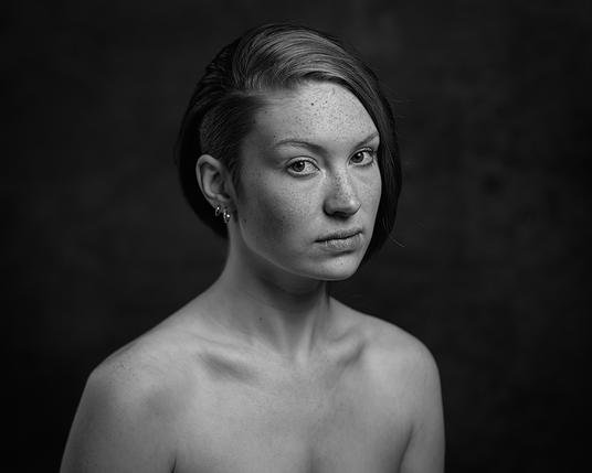 Studio-Portrait einer jungen Frau mit kinnlangen Haaren und Sidecut