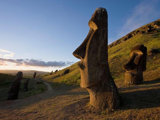 photo - heads statues, Easter Island / Rapa Nui