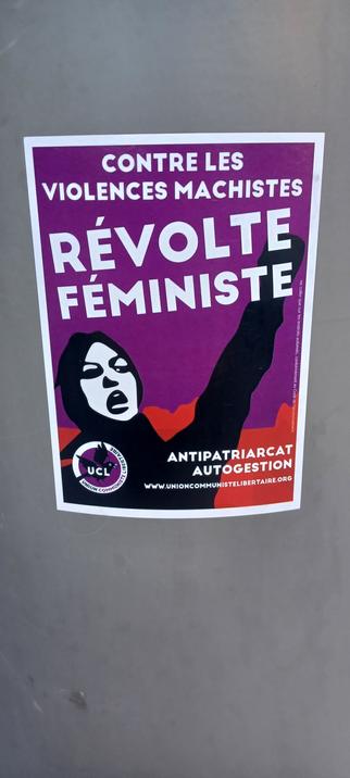 Sticker de UCL sur fond de gris Violet couleure dominante et rouge sur le 1/3  inférieur Moitié supérieure Majuscules blanches pleines fond violet CONTRE LES VIOLENCES MACHISTES RIPOSTE FEMININE moitié inférieur en noir une femme vêtue d'un hoody qui habilement pourrait aussi bien être un foulard son poing gauche levé son visage noir et blanc affiche la détermination 
union communiste libertaire