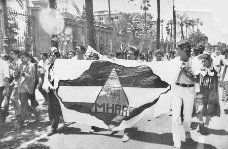 Cabecera de la manifestación, con una pancarta en la que aparece el mapa de Andalucía y un triángulo con un puño y las letras MHAR.
